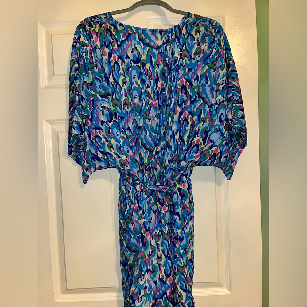 Patterned women’s dress - can be a very low neckline or buttoned if preferred!!